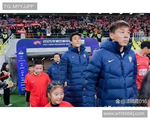 足球明星温情瞬间抱小孩的背后故事与感人时刻揭秘