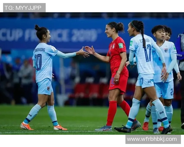 美国足球女星的魅力与风采展现她们的运动精神与时尚风格